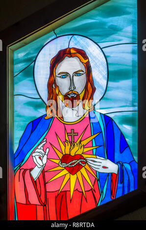 Ein Glasfenster mit Jesus ist einer der Höhepunkte in der Kapelle der Barmherzigkeit in Tupelo, Mississippi. Stockfoto