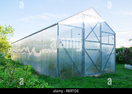 Polycarbonat Gewächshaus im Garten. Dreieckige Dach. Stockfoto