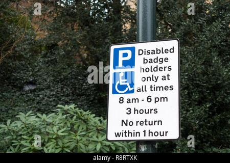 Parken schild Bekanntmachung Unterrichtung der Autofahrer, dass die Parkplätze für Behinderte Behindertenausweis nur, Großbritannien Stockfoto