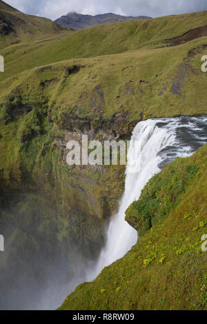 Skógafoss, Skogafoss, "Waldwasserfall', Wasserfall in Island, Wasserfall des Flusses Skógá im Süden Islands, Wasserfall im Süden von Island Stockfoto