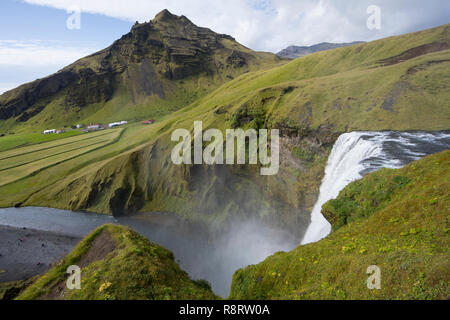 Skógafoss, Skogafoss, "Waldwasserfall', Wasserfall in Island, Wasserfall des Flusses Skógá im Süden Islands, Wasserfall im Süden von Island Stockfoto