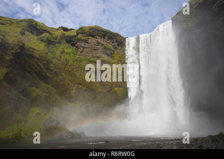 Skógafoss, Skogafoss, "Waldwasserfall', Wasserfall in Island, Wasserfall des Flusses Skógá im Süden Islands, Wasserfall im Süden von Island Stockfoto