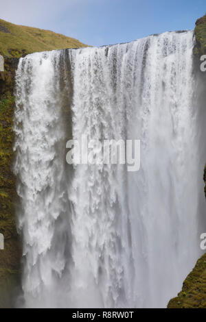 Skógafoss, Skogafoss, "Waldwasserfall', Wasserfall in Island, Wasserfall des Flusses Skógá im Süden Islands, Wasserfall im Süden von Island Stockfoto