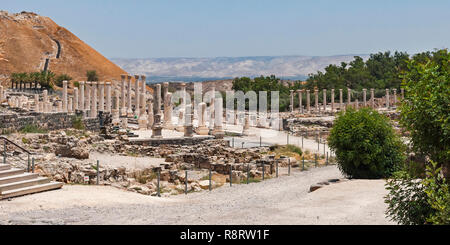 Panorama der antiken römischen Stadt in Beit Shean Nationalpark mit tel Beit Shean und das Jordantal im Hintergrund Stockfoto