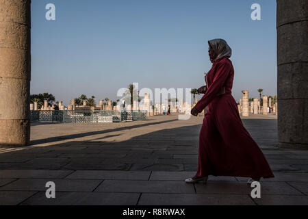 Rabat, Marokko - 23. September 2017: Frau gehen mit Hassan Turm Komplex Stockfoto