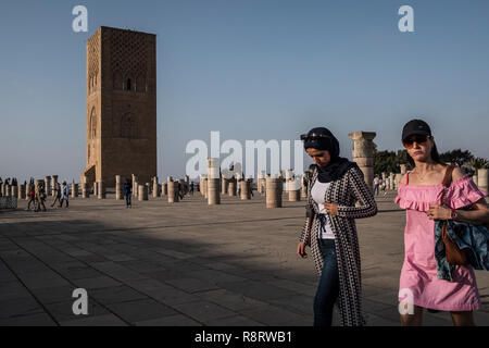 Rabat, Marokko - 23. September 2017: Frauen gehen mit Hassan Turm Komplex Stockfoto