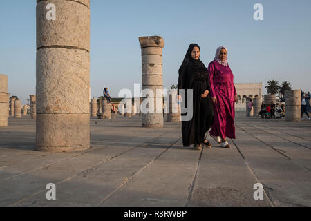 Rabat, Marokko - 23. September 2017: Frauen gehen mit Hassan Turm Komplex Stockfoto