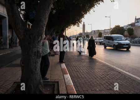 Rabat, Marokko - 23. September 2017: Die Leute von der Straße an der Avenue Hassan II. Stockfoto