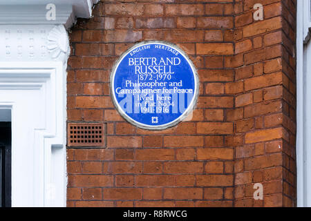 Blaue Plakette auf Haus in Bloomsbury einmal besetzt von dem Philosophen Bertrand Russell. Stockfoto