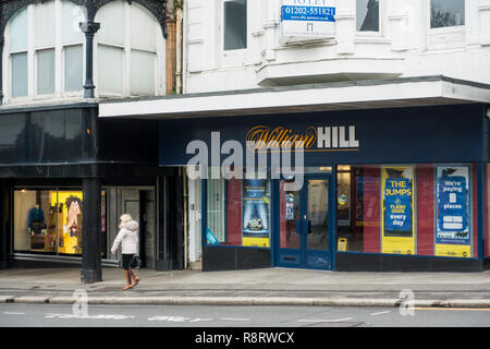 Ein William Hill wetten Shop, Wettbüros, Buchmacher mit einem UK High Street, London, Vereinigtes Königreich Stockfoto