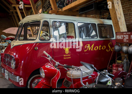 Topacz, Polen - Oktober 13, 2018: Retro Mini Bus in Polen in den 60er gemacht. Mikrobus Nysa N59 M Stockfoto