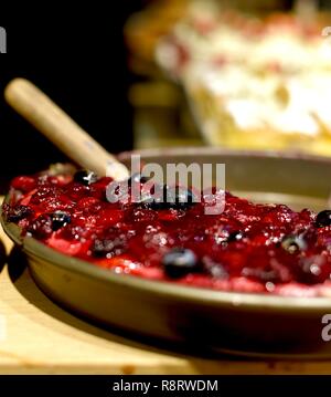 Nahaufnahme eines halben Blueberry-Cranberry Torte gegessen Stockfoto