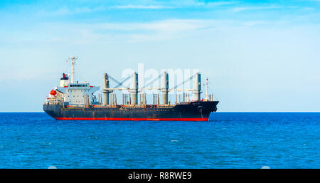 Blick auf die Frachter im Hafen von Cebu, Philippinen. Kopieren Sie Platz für Text Stockfoto
