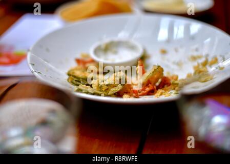 Nahaufnahme der Fried jalapeños und gebratene Paprika auf Platte mit Sauce Tartar Stockfoto