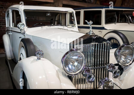 Topacz, Polen - Oktober 13, 2018: Weiß retro Auto in ein Museum. Jahrgang 1938 Rolls Royce Phantom Stockfoto