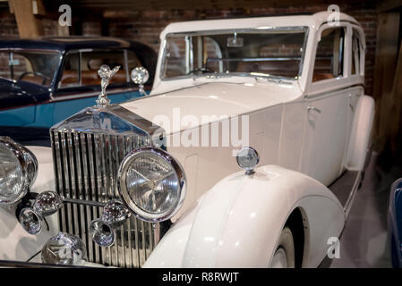 Topacz, Polen - Oktober 13, 2018: Weiß retro Auto in ein Museum. Jahrgang 1938 Rolls Royce Phantom Stockfoto