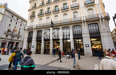 Madrid, Spanien - Dezember 2018: Apple Store in der Puerta del Sol entfernt, mit Fußgängern, die vor dem Store. Stockfoto