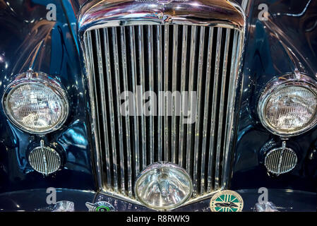 Topacz, Polen - Oktober 13, 2018: Vor dem Auto Grill Bentley. Vorderansicht eines silbernen 1952 Bentley R-Type Limousine classic car Stockfoto