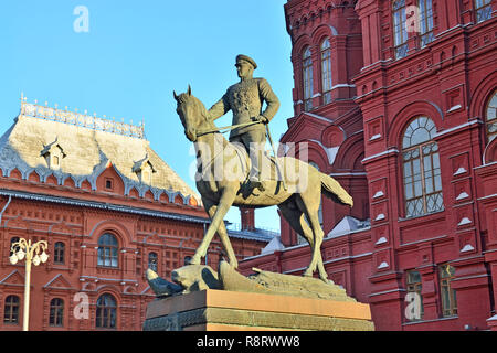 Moskau, Russland - November 16, 2018: Pferdesport Denkmal für Marschall der Sowjetunion Georgij Schukow auf dem Hintergrund der Historischen Museum Stockfoto