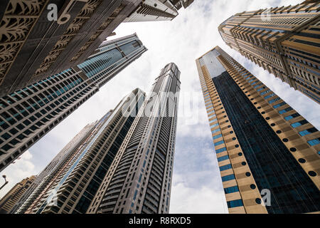 Dramatische Perspektive mit niedrigen Winkel Blick auf die Wolkenkratzer in den Himmel, Dubai suchen. Fluchtpunkt Stockfoto