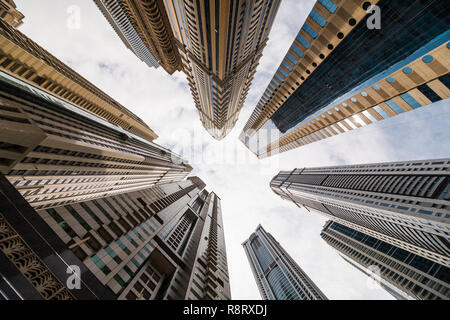 Dramatische Perspektive mit niedrigen Winkel Blick auf die Wolkenkratzer in den Himmel, Dubai suchen. Fluchtpunkt Stockfoto