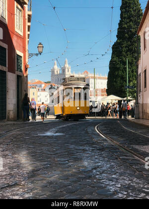 Lissabon, Portugal - Oktober 01, 2018: Vintage gelb Tram Linie 28 in Alfama gegen Kirche von Sao Vicente von Foren Stockfoto