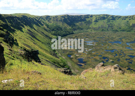 Riesiger Kratersee des Rano Kau Vulkan von Orongo zeremoniellen Dorf auf der Osterinsel Chile Stockfoto