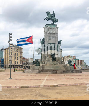 Denkmal für Antonio Maceo im City Park an der berühmten Malacón - Meer in Havanna, Kuba. Eine große kubanische Flagge ist stolz unfurled. Stockfoto