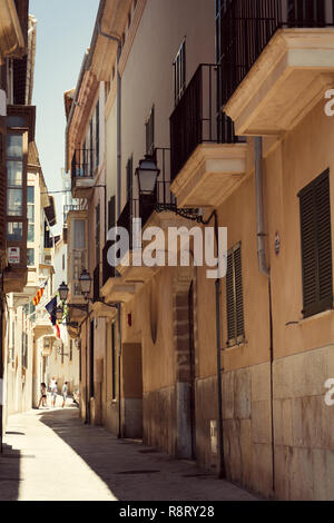 Palma de Mallorca, Balearen, Spanien - 21. Juli 2013: Blick auf die engen Gassen der Stadt Palma, die Hauptstadt der Insel Mallorca. Stockfoto