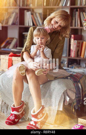 Weihnachten Familie, glücklich, Mutter und Mädchen bereiten sich auf Weihnachten zu feiern. Stockfoto