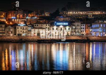 Vila Nova de Gaia, Porto, Lissabon - September 27, 2018: Panoramablick auf den Fluss Douro Embankment und Vila Nova de Gaia mit House of Sandeman aus der Stockfoto