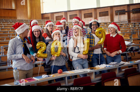 Gruppe von Happy internationale Studierende in Santa Hut Urlaub feiern Stockfoto