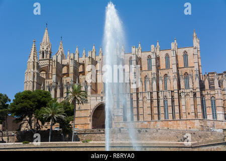 Palma de Mallorca, Balearen, Spanien - 21. Juli 2013: Kathedrale St. Maria von Palma (Kathedrale de Santa Maria de Palma de Mallorca) Stockfoto