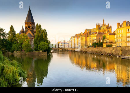 Evangelische Kirche neue Tempel (Tempel Neuf) von der Goldenen Stunde in Metz, Frankreich. Stockfoto