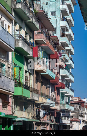 Dutzende von Balkonen entlang einer bunten Seite Straße in Havanna, Kuba Stockfoto