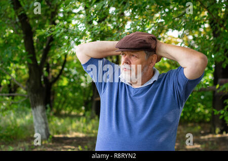 Outdoor Portrait senior bärtigen ruhen im Schatten Stockfoto