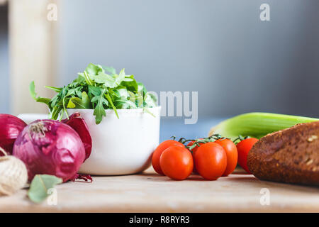 Zutaten für Salat, frisches Gemüse, Olivenöl auf den Tisch in der Küche. Kulinarische und Essen Konzept Platz kopieren Stockfoto