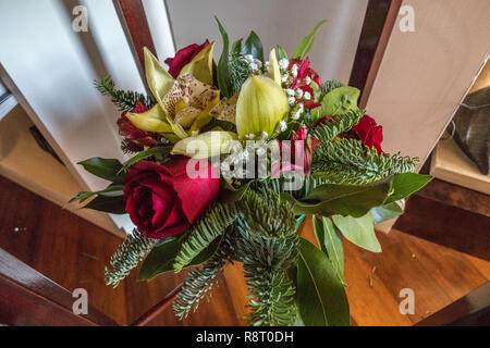 Blumenkorb mit Fichte Rosen und Iris Urlaub warme Dekoration Stockfoto