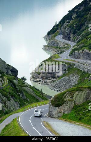 Schweiz, Kanton Bern, Grimsel Pass Road, Grimselsee im Hintergrund Stockfoto