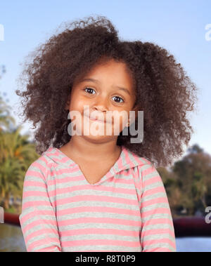 Happy African American Girl mit afro Haar Stockfoto