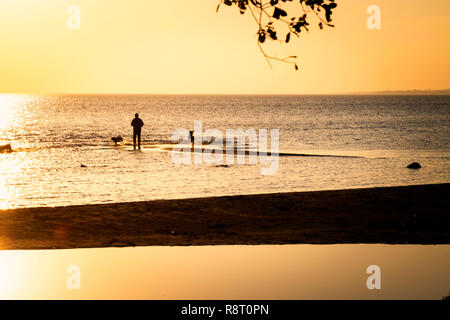 Lough Neagh Sonnenuntergang an der Antrim Stadt Stockfoto