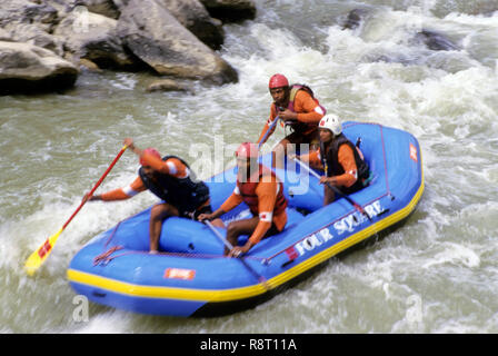 Wildwasser-Rafting im Ganga-Fluss, Devprayag nach Rishikesh, Uttaranchal, Indien, Asien Stockfoto