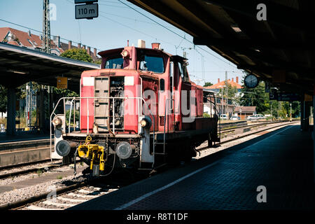 Mullheim, Baden-Württemberg, Deutschland - 30. JULI 2018: Rot rangieren Diesellokomotive ohne Autos in der Mullheim Bahnhof Stockfoto