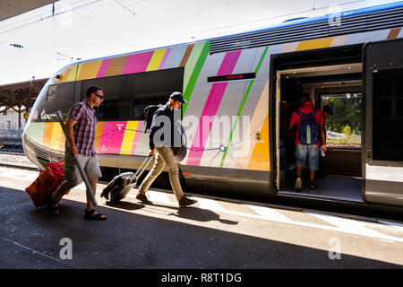 Mullheim, Baden-Württemberg, Deutschland - 30. Juli 2018: Die Passagiere Onboarding auf der TER Alsace regionalen Zug der französischen Eisenbahnen (SNCF) in den Mull Stockfoto