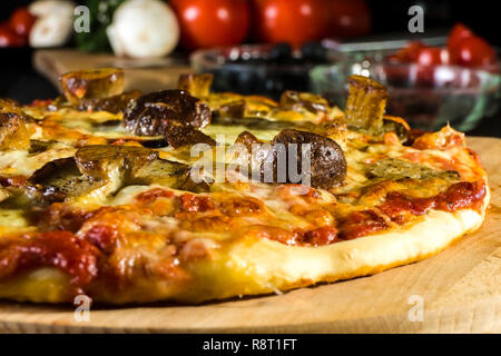 Hausgemachte Pizza mit Käse und Pilzen. Stockfoto