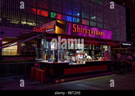 Shiraz Kebab fast food mit Chefs und Weihnachtsbeleuchtung, Orchard Road, Singapur Stockfoto