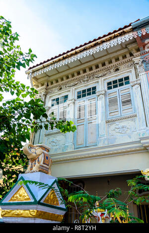 Architektur Details von Koon Seng Road pastell Hue traditionelle Paranakan Geschäftshäuser, Katong, Singapur Stockfoto