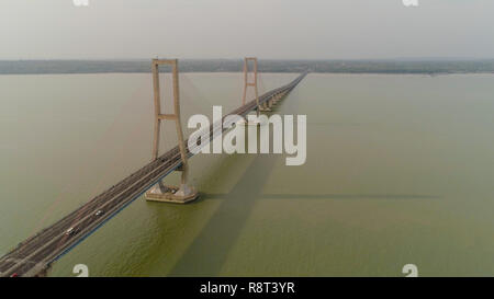 Luftaufnahme Tragkabel Brücke Suramadu über madura Meerenge zwischen den Inseln Java, Madura. surabaya Hohe Küste Brücke mit Autobahn. Java, Indonesien Stockfoto