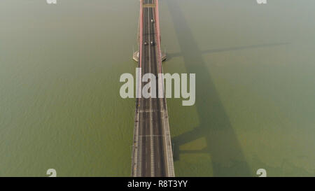 Luftaufnahme Tragkabel Brücke Suramadu über madura Meerenge zwischen den Inseln Java, Madura. surabaya Hohe Küste Brücke mit Autobahn. Java, Indonesien Stockfoto