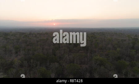 Luftaufnahme Sonnenuntergang über der Savanne Wald. vorberg Regenwald bei Sonnenuntergang Zeit. Sonnenuntergang über der Savanne Landschaft Java, Indonesien. Stockfoto